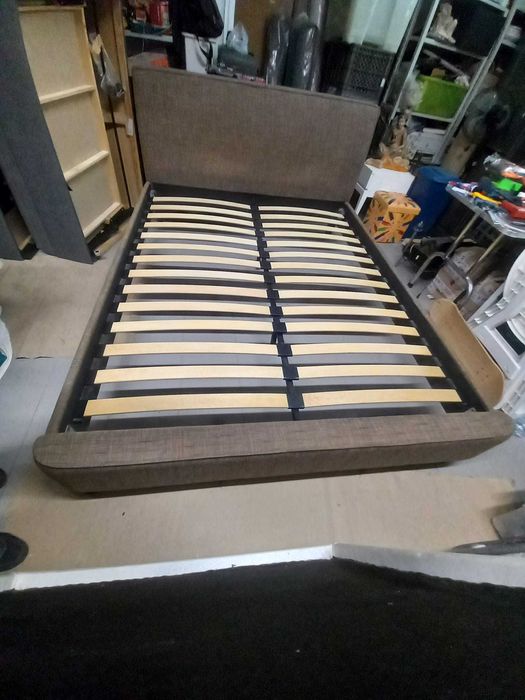 Cama de Casal Estofada 160x200cm  – Como Nova com Estrado (tenho 2 camas iguais 1 castanha e 1 cinzenta - preço por cama)