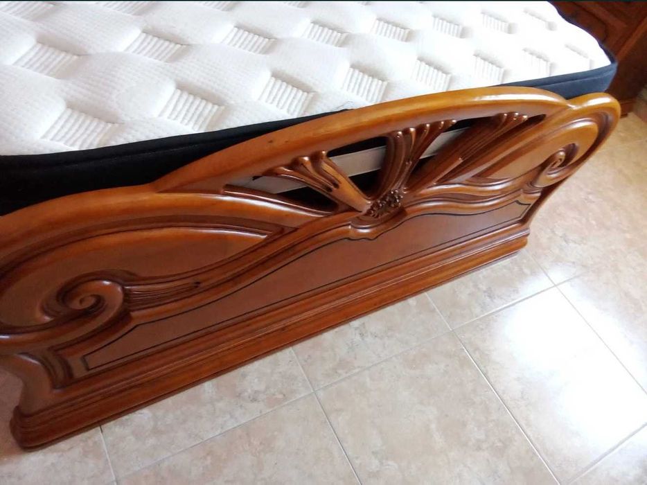 Mobília de quarto (de castanho) e colchão em bom estado de conservação