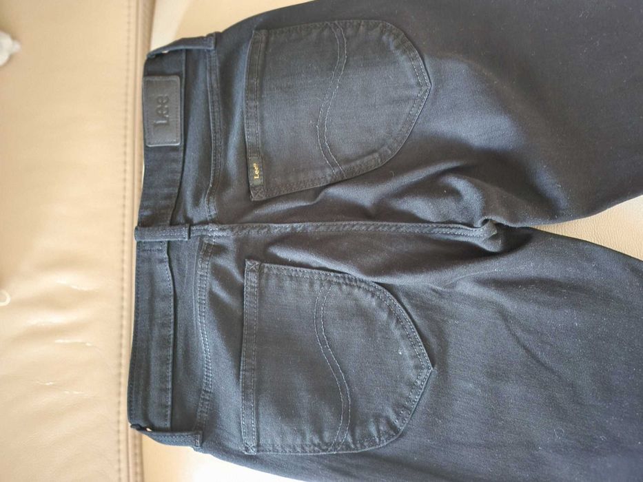 Czarne spodnie jeansowe Lee.