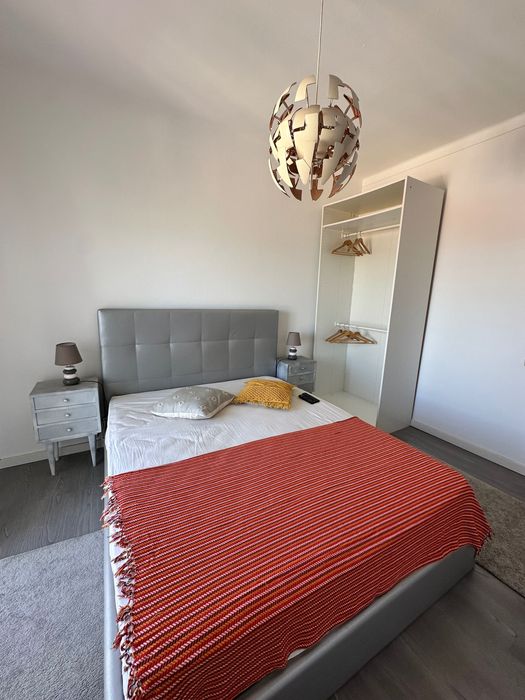 QUARTO C/ VARANDA , para SOLTEIROS H/M , PROX ao comboio Sta iria