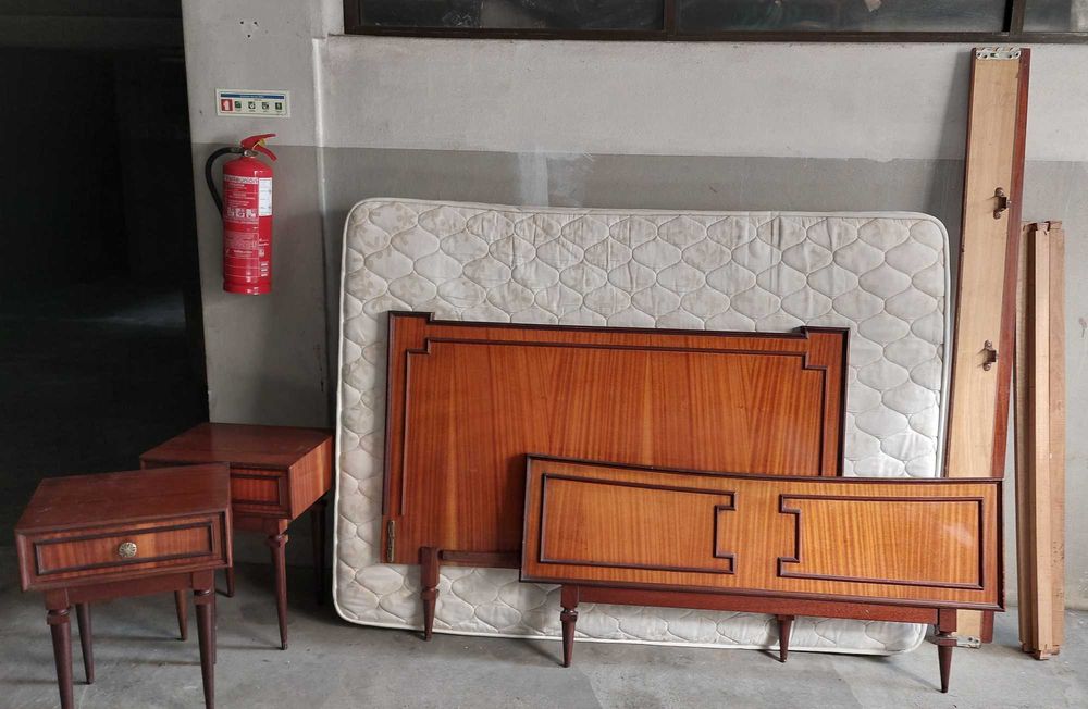 Quarto (cama + colchão + 2mesinhas + roupeiro)