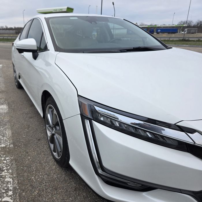Продам honda clarity plug-in