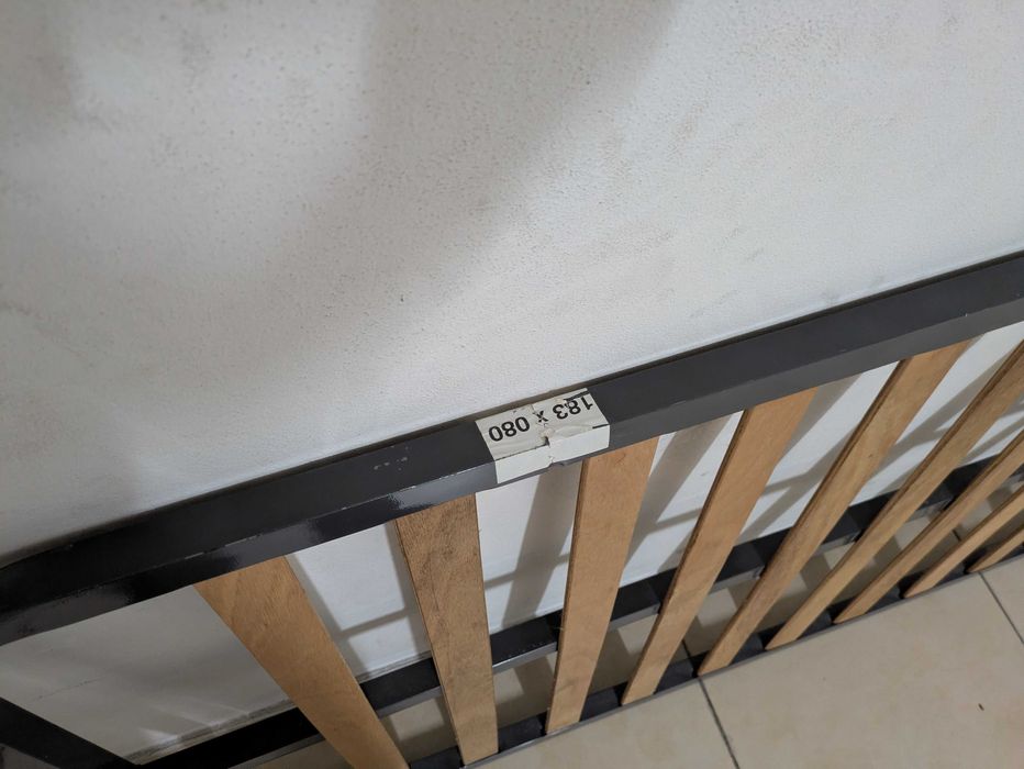 Cama de solteiro em madeira + mesa de cabeceira + estrado