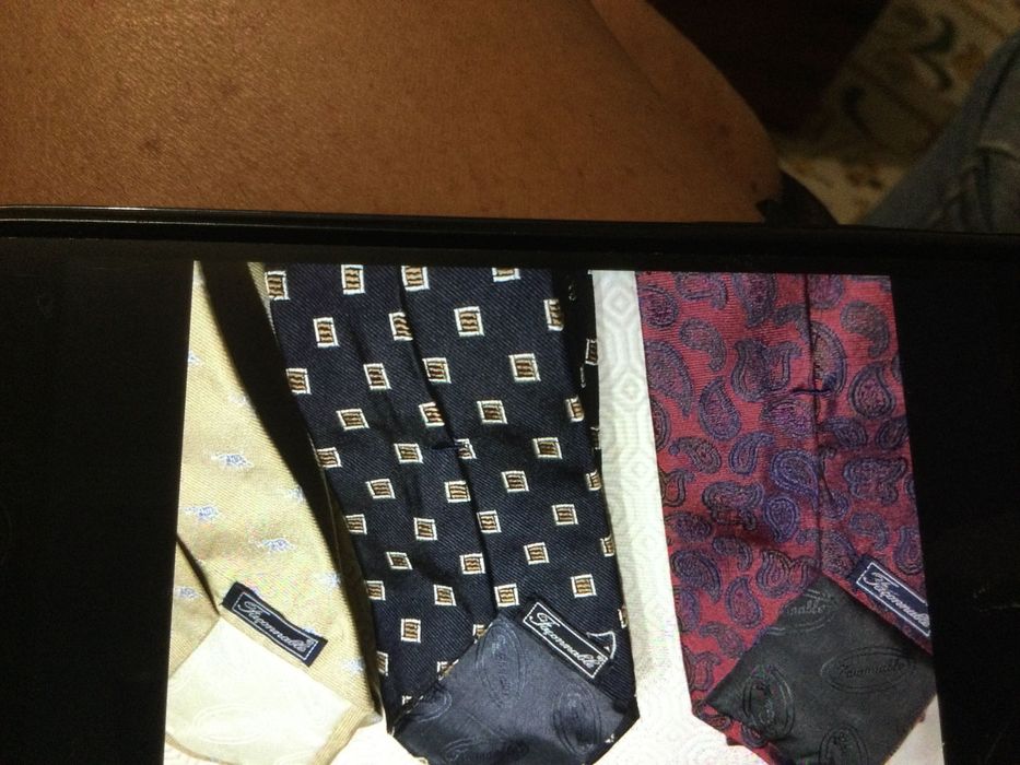 Gravatas Burberrys, Yves Saint Laurent, Valentino, Armani  e outras