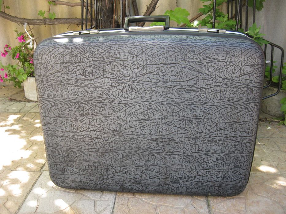 Продам большой чемодан