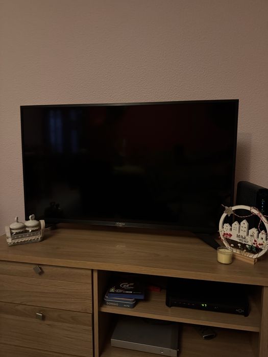 TV Strong Smart TV 40” Full HD – Excelente Estado