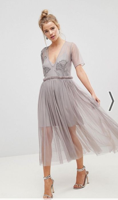 ASOS Sukienka midi z głębokim dekoltem i siateczką z ozdobnymi koralik