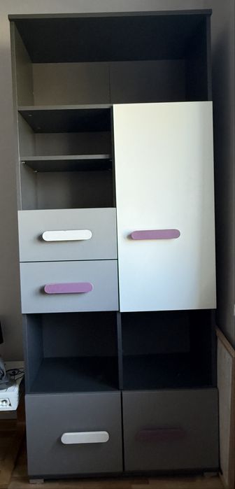 Szafka z półkami i szufladami