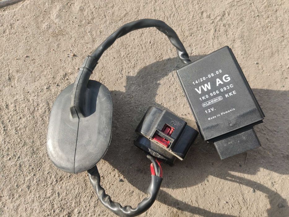 Модуль управления бензонасосом 1K0906093F