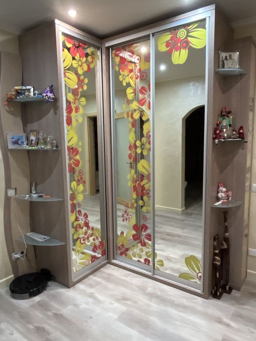 Кутова шафа в передпокій, кімнату