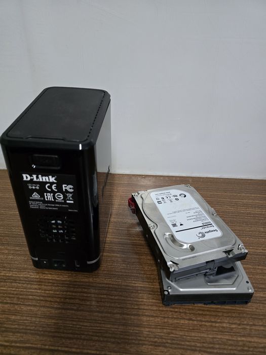 NAS D-Link + 2 discos 2000GB cada