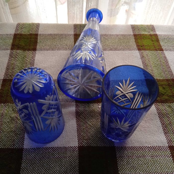 Резное синее стекло графин и два стакана
