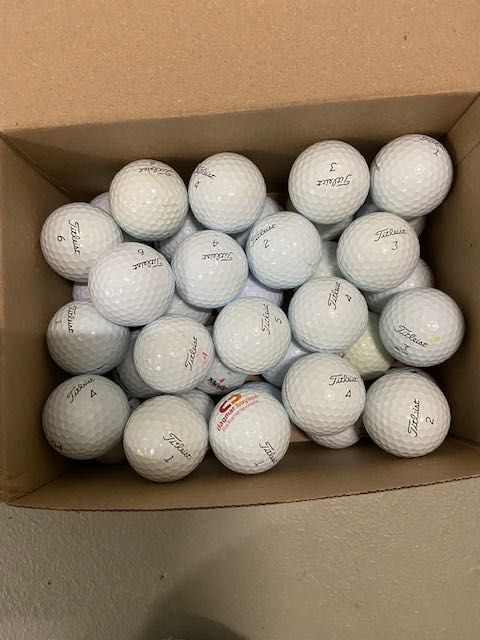 Bolas de golfe com novo, marcas conhecido