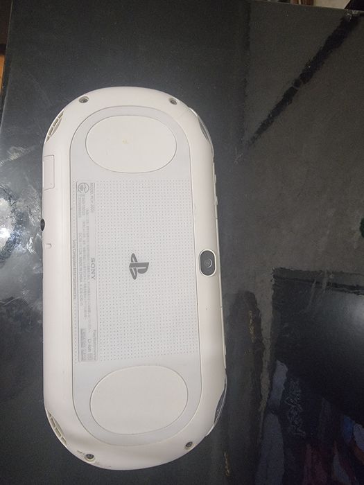 Ps vita 2000 +64 гб +8 гб.