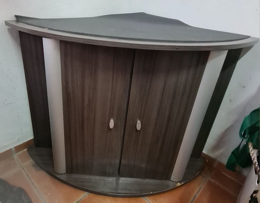 Aquário Aquatlantis modelo Corner com móvel e filtro externo