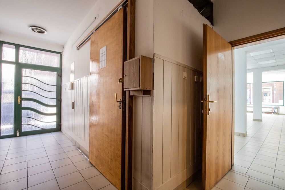 Do wynajęcia przestronny, narożny, witrynowy lokal handlowo-usługowy.