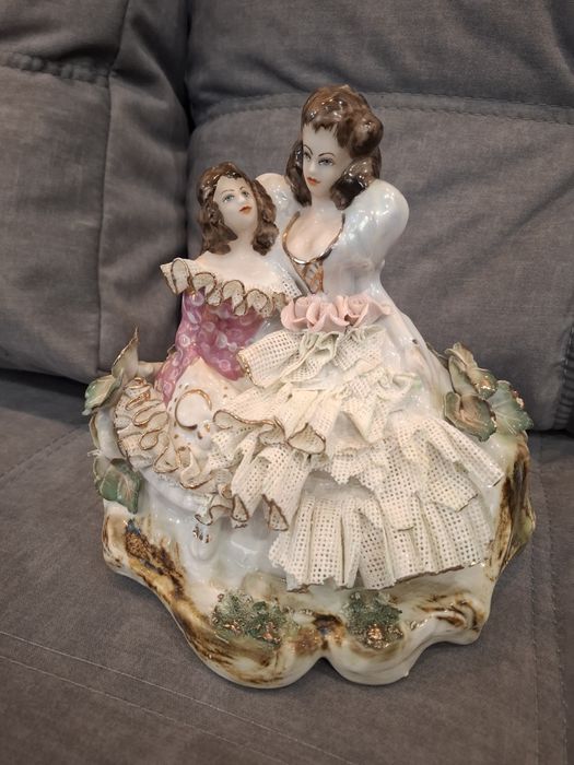 Порцелянова статуетка , мама і дитина , румунія ,onelia