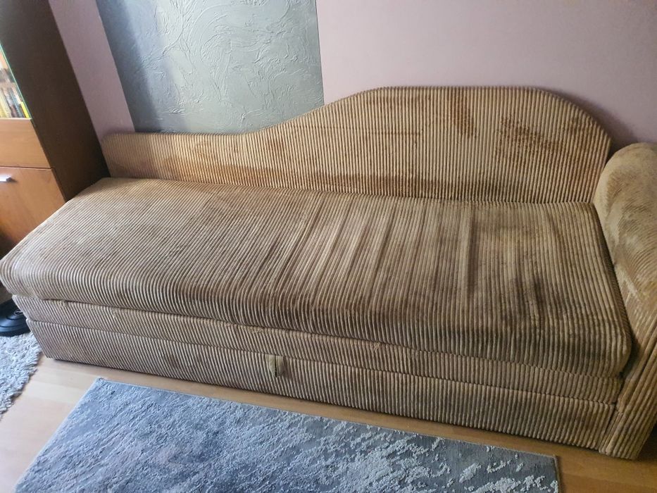 Kanapa-sofa z funkcją spania i metalowym stelażem