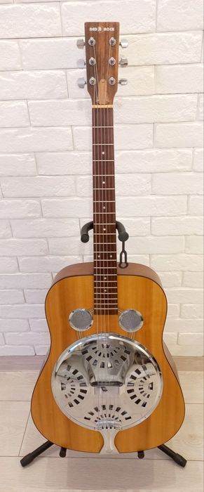 Gitara akustyczna.