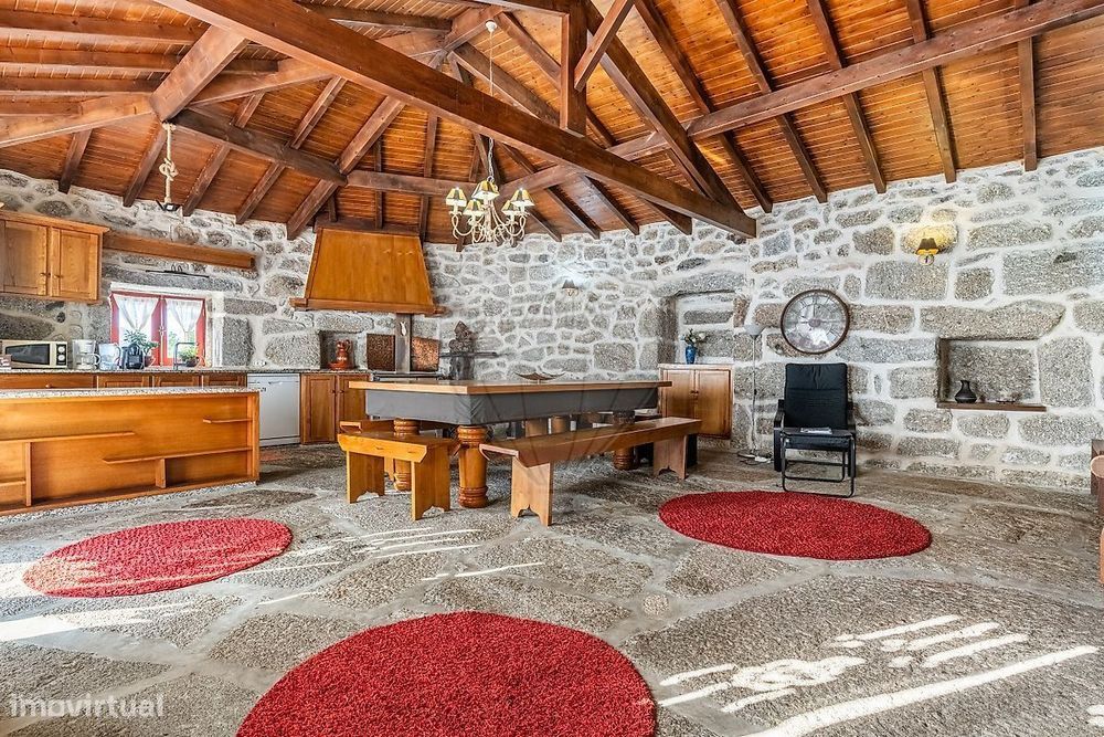 Moradia T4 em pedra totalmente renovada situada em condomínio privado