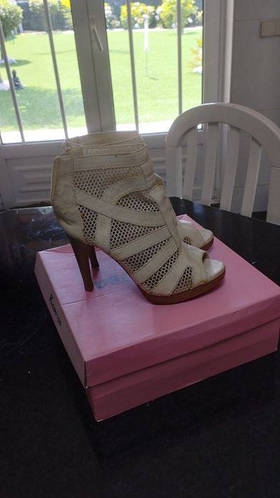 Sandálias tam. 36, brancas com fecho atraz