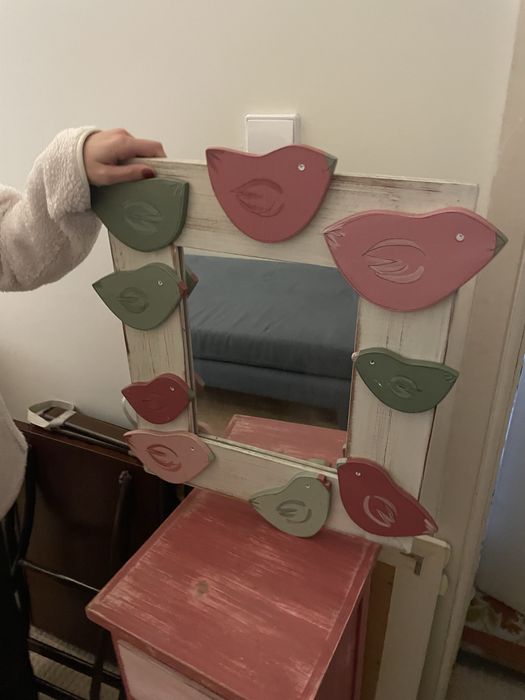 Quarto criança - mesa cabeceira e espelho