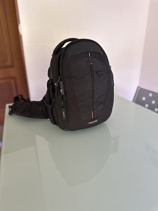 Mala fotografia Vanguard com divisórias para arrumação.