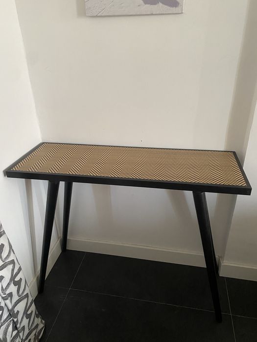Mesa consola preta com espinhas