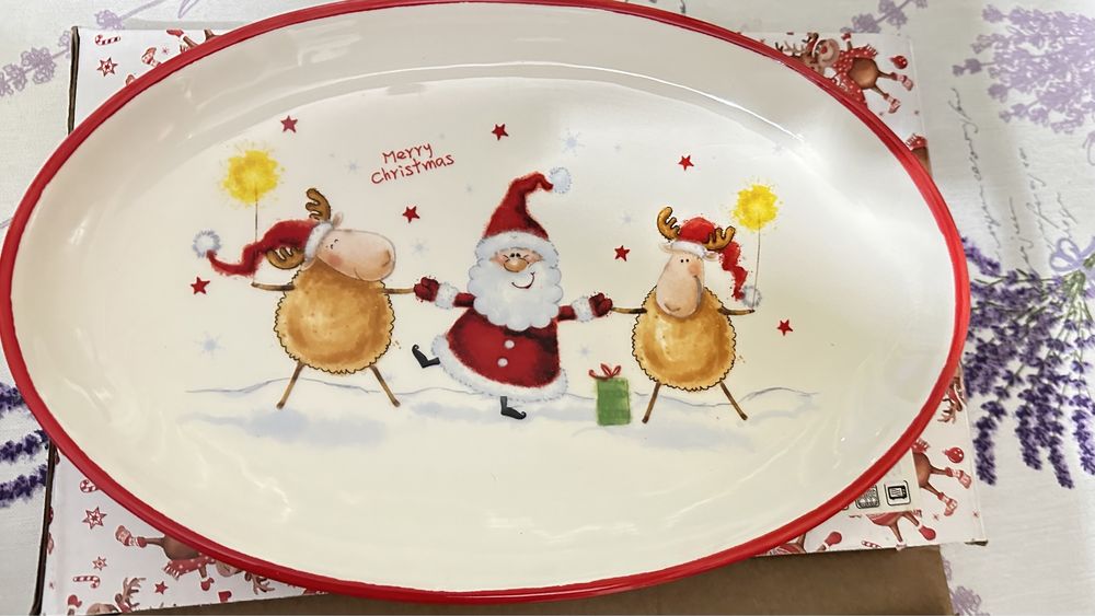Тарілка керамічна овальна Санта з оленями 18,5Х29СМ Bonadi Новорічна