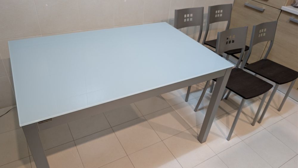 Mesa de cozinha ou escritório com tampo em vidro