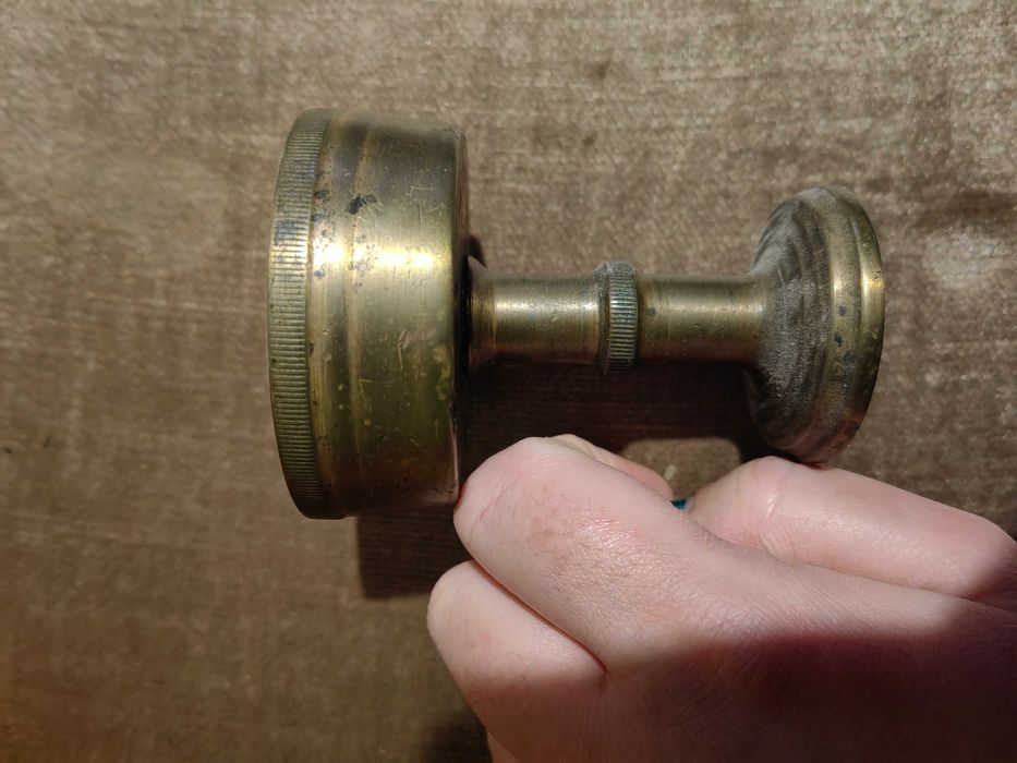 antyczny kubek z mosiądzu