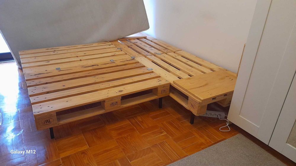 Estrado de cama - paletes lixadas e envernizadas