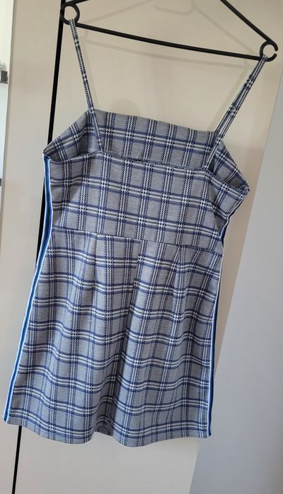 Śliczna krótka sukienka na ramiączkach w kratke z lampasem rozm.40