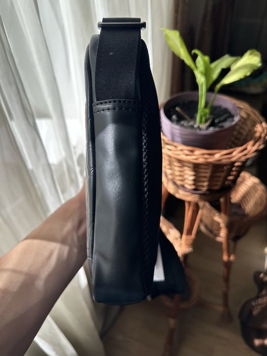 Сумка через плече чоловіча Calvin Klein Jeans Monogram Soft Flatpack 22 AOP Black (ZM0ZM02999)