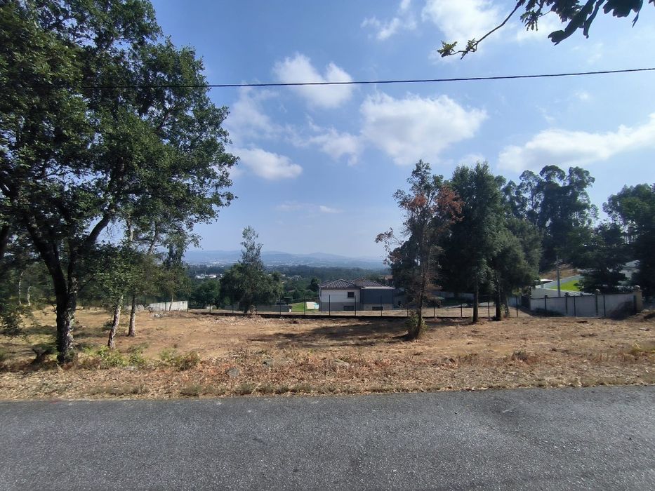 Vendo terreno  urbano para construção de moradia individual ,2 geminadas em PH, ou 3 em Banda em PH , Turiz Vila Verde Braga , exeles vistas P. Braga