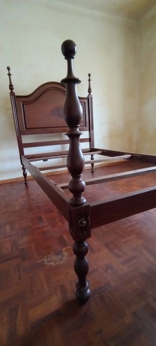 Cama de madeira antiga