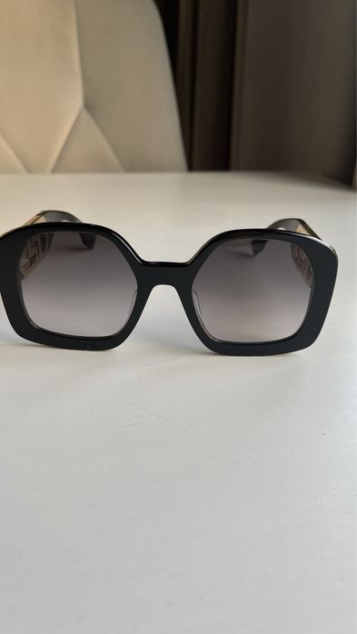 Okulary przeciwsłoneczne Fendi FE40048U 01B
