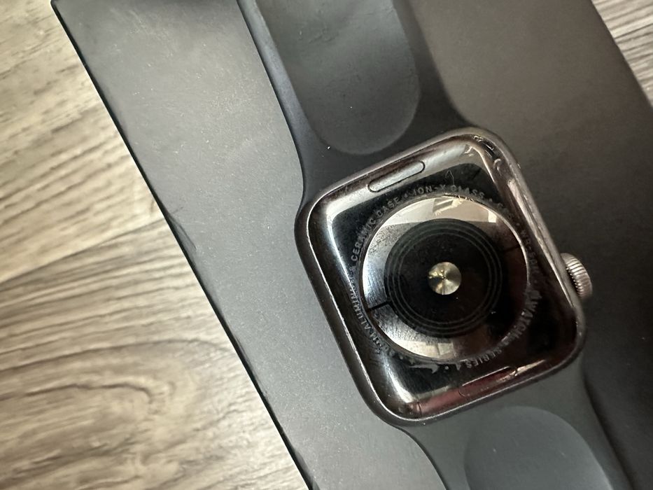 Продам Apple Watch series 4