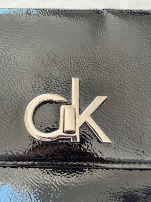 Torebka na ramię Calvin Klein lakierowana