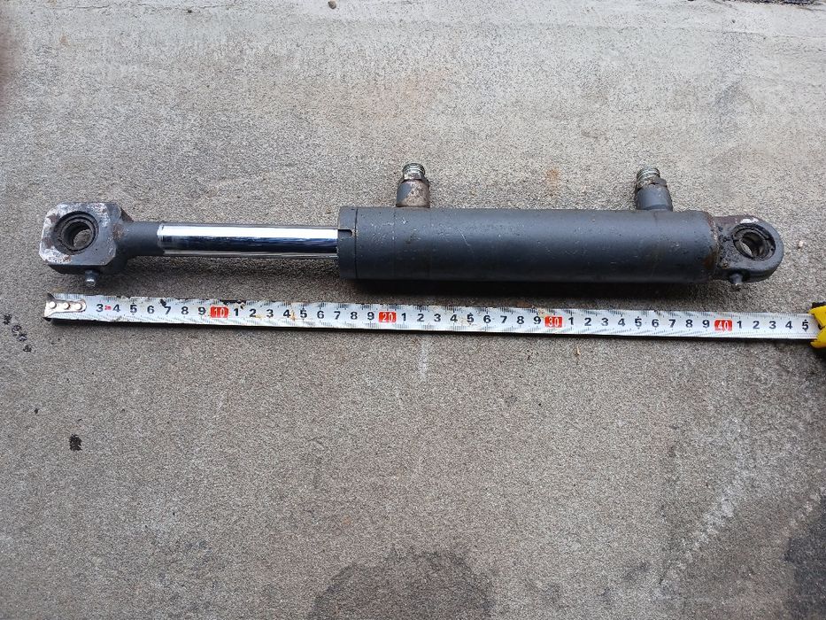 Siłowniki hydrauliczne dwustronne.