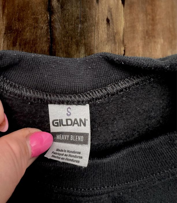 Gildan czarna bluza bez kaptura print amongus S