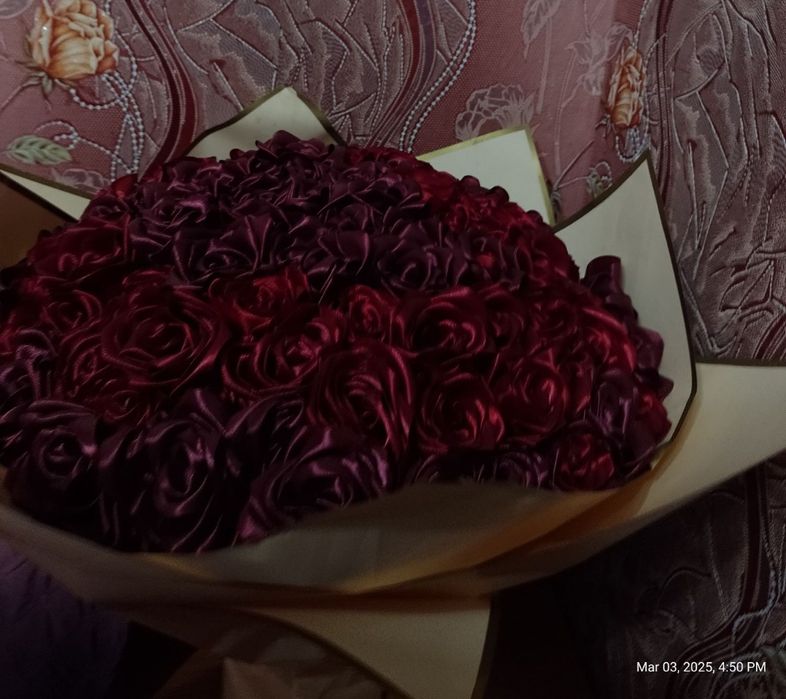 Букет 101 роза троянда з атласної стрічки