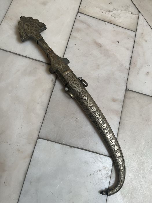 Adagas Árabes e lima para afiar