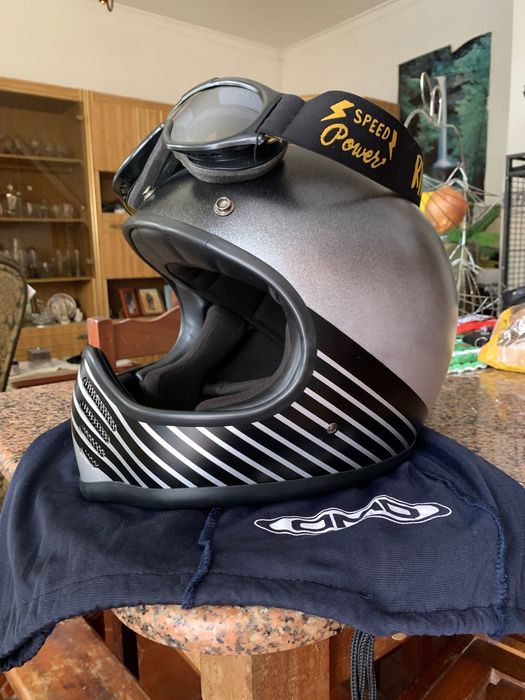 Capacete DMD retro, apenas usado duas vezes