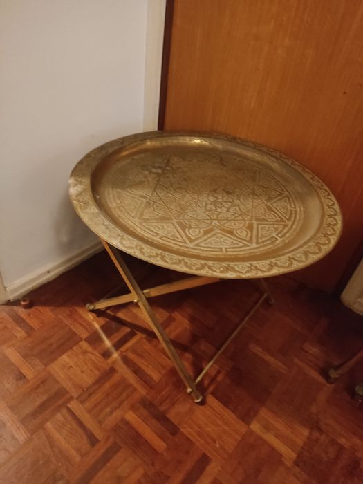 Mesa antiga em metal veio do estrangeiro