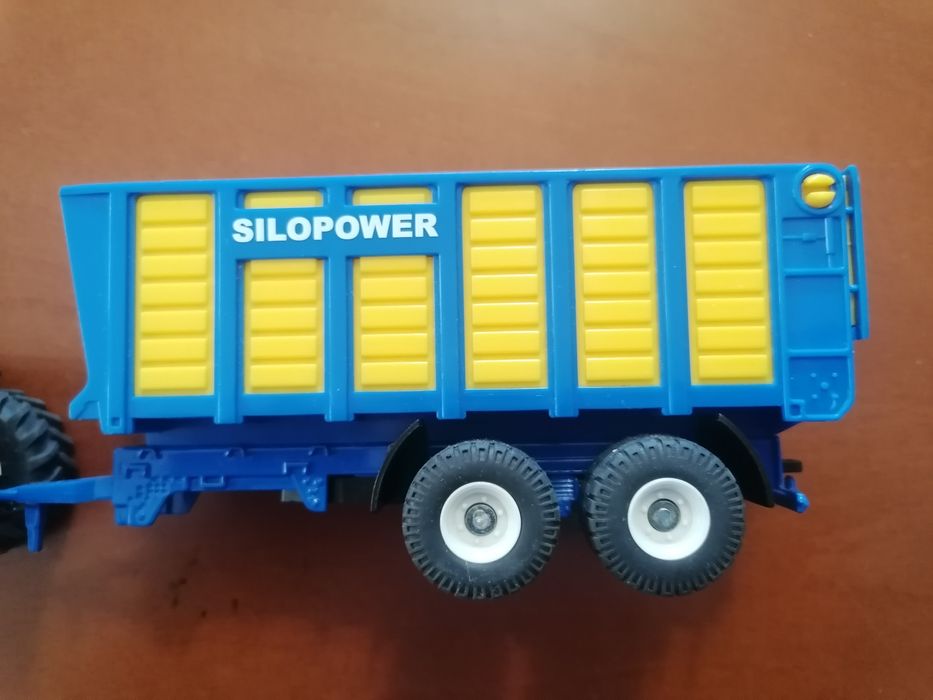 Tractor New Holland com reboque