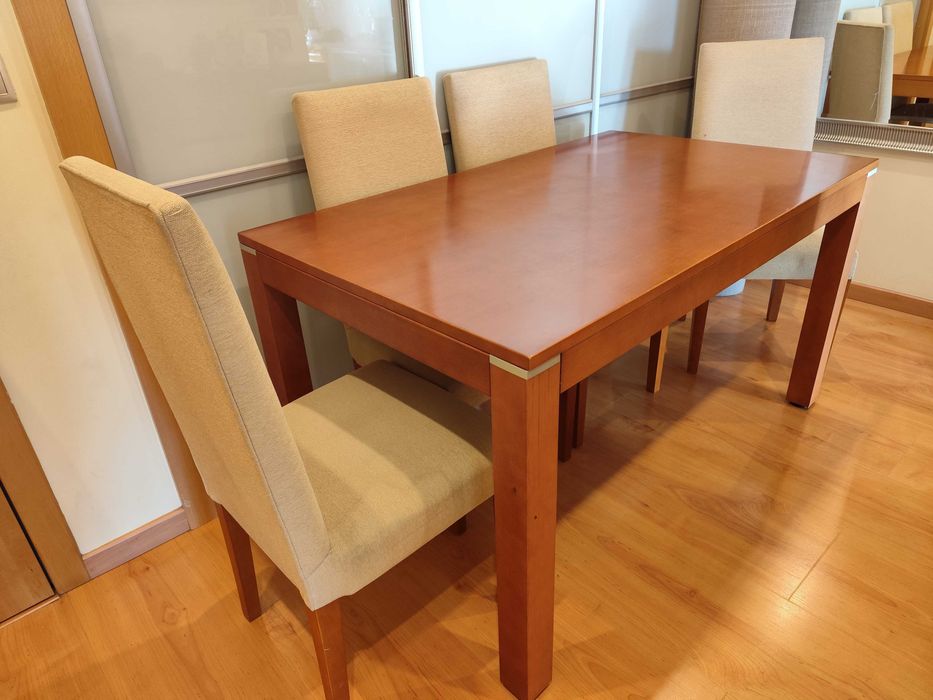 Mesa em cerejeira com 4 Cadeiras