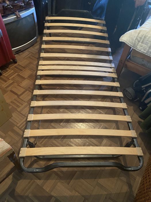 Cama estrado com pes