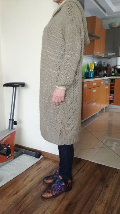 Długi sweter złota nitka oversize z kapturem