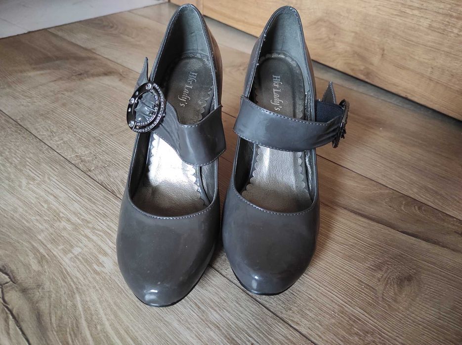 Szare szpilki półbuty z paskiem i zdobną klamrą